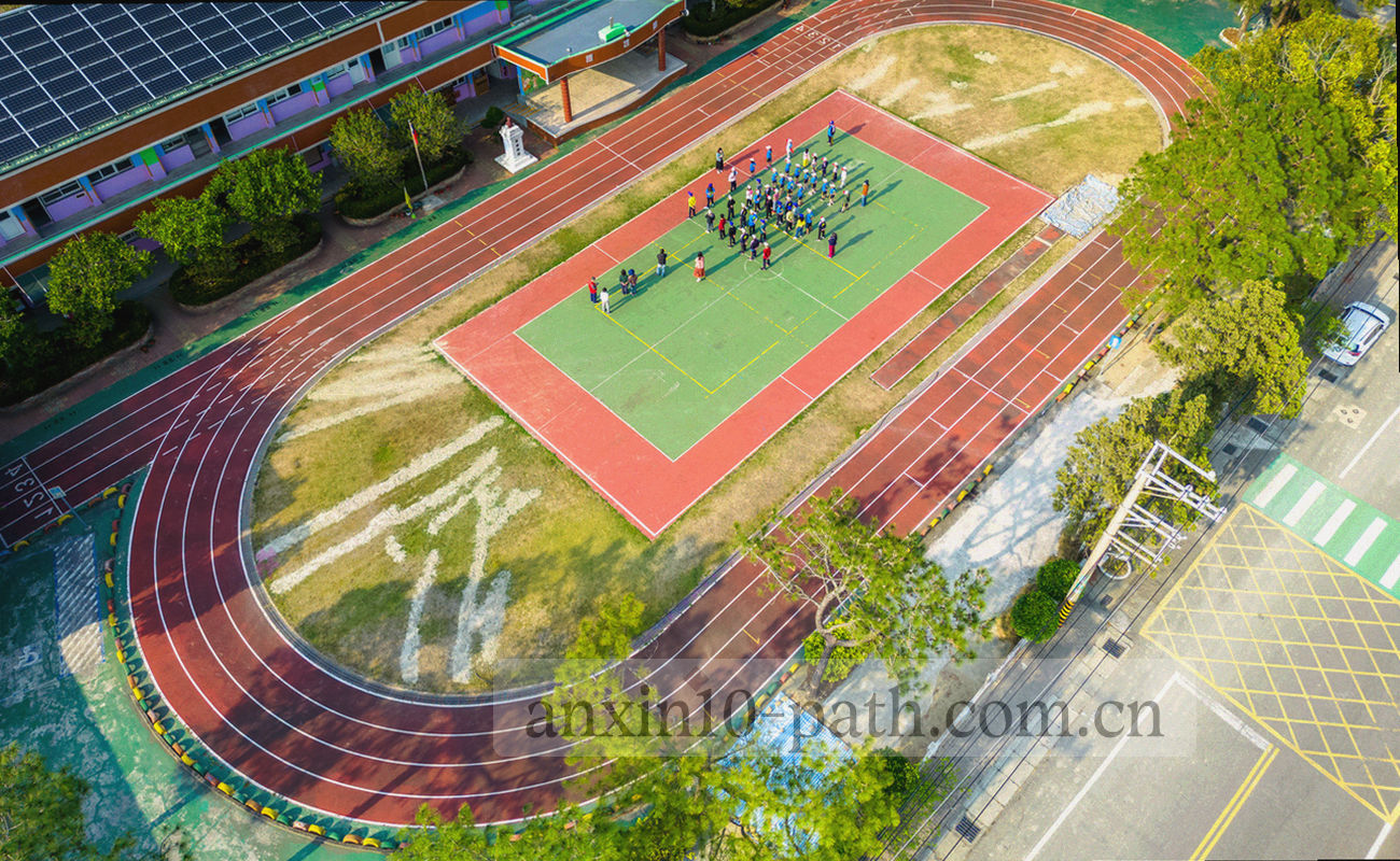 客厅大屏亮起时的俯拍画面，环境压暗，画面中没有人物